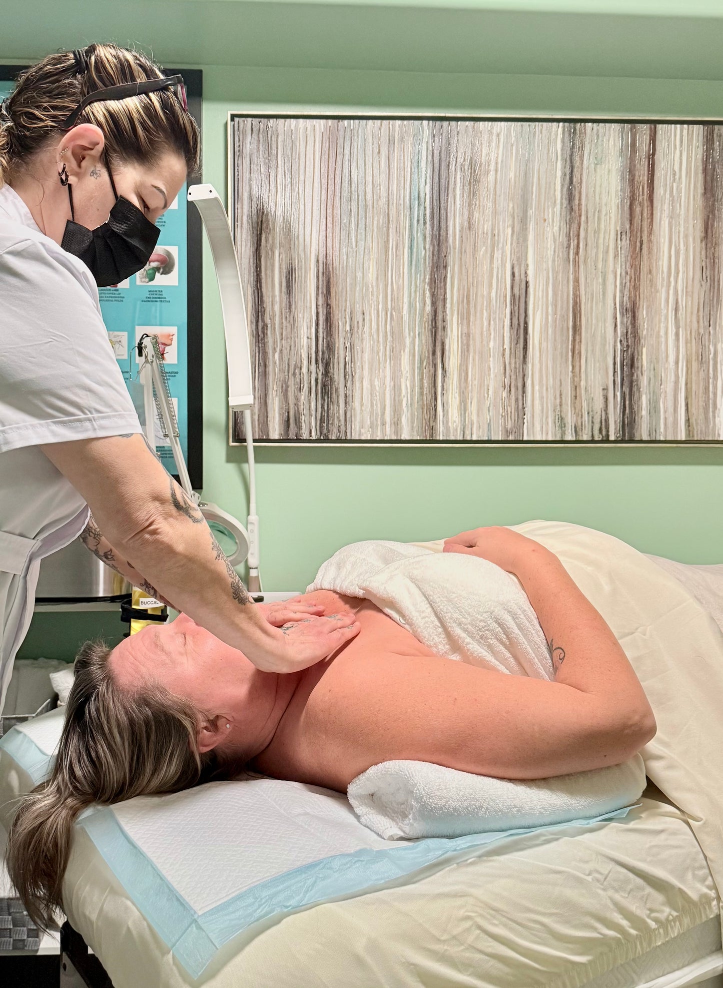 Extensive Buccal Facelift With Lymphatic Drainage & Myofacial Release Treatment (Includes LED Light Therapy) 100 Minutes